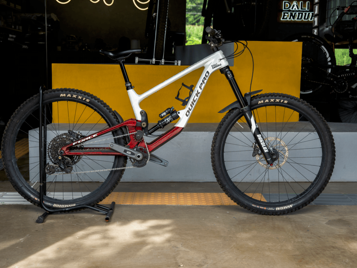 Quick Pro Force – Suntour Durolux 38 mountain bike, available to rent from CycleQuest China
