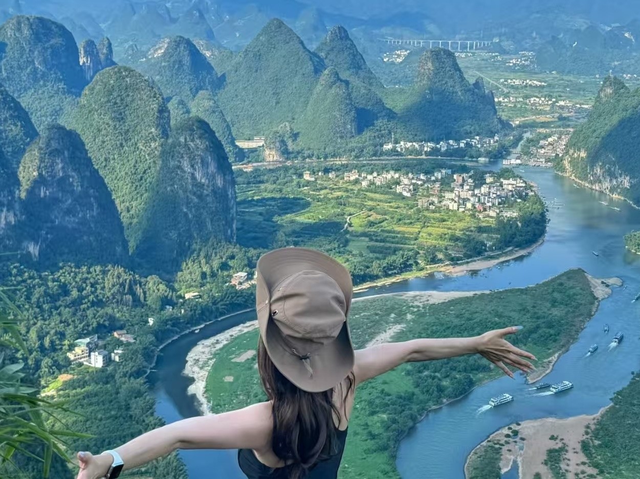 View from the summit rock over the river's horseshoe bend, sandbars and cruise boats below