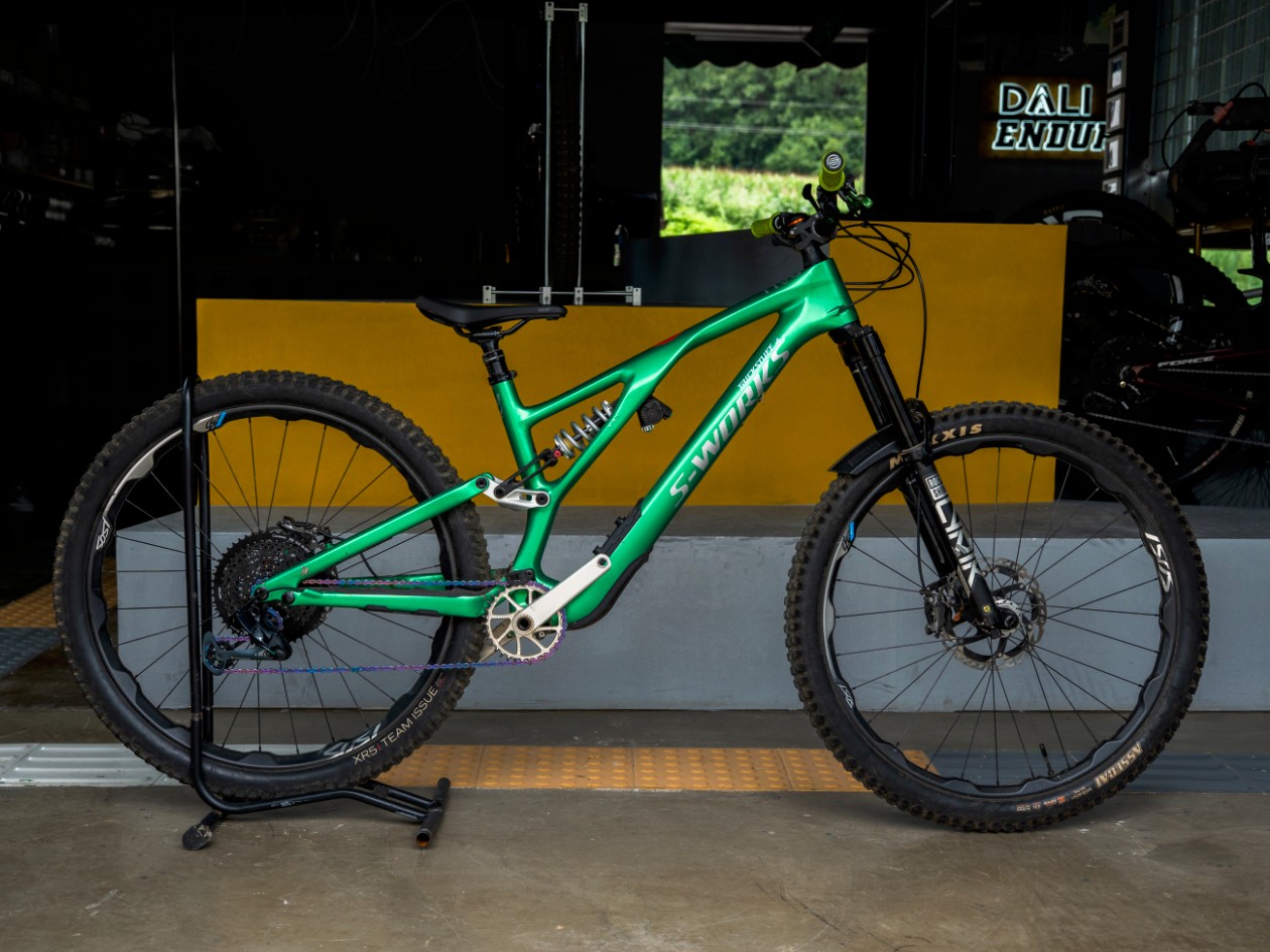 Specialized Stumpjumper EVO carbon mountain bike, available to rent from CycleQuest China