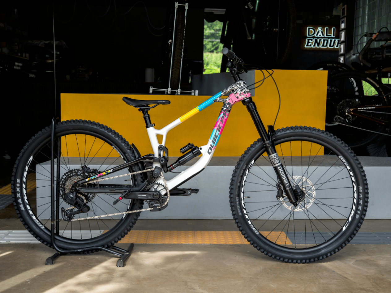 Quick Pro Force – RockShox Domain mountain bike, available to rent from CycleQuest China