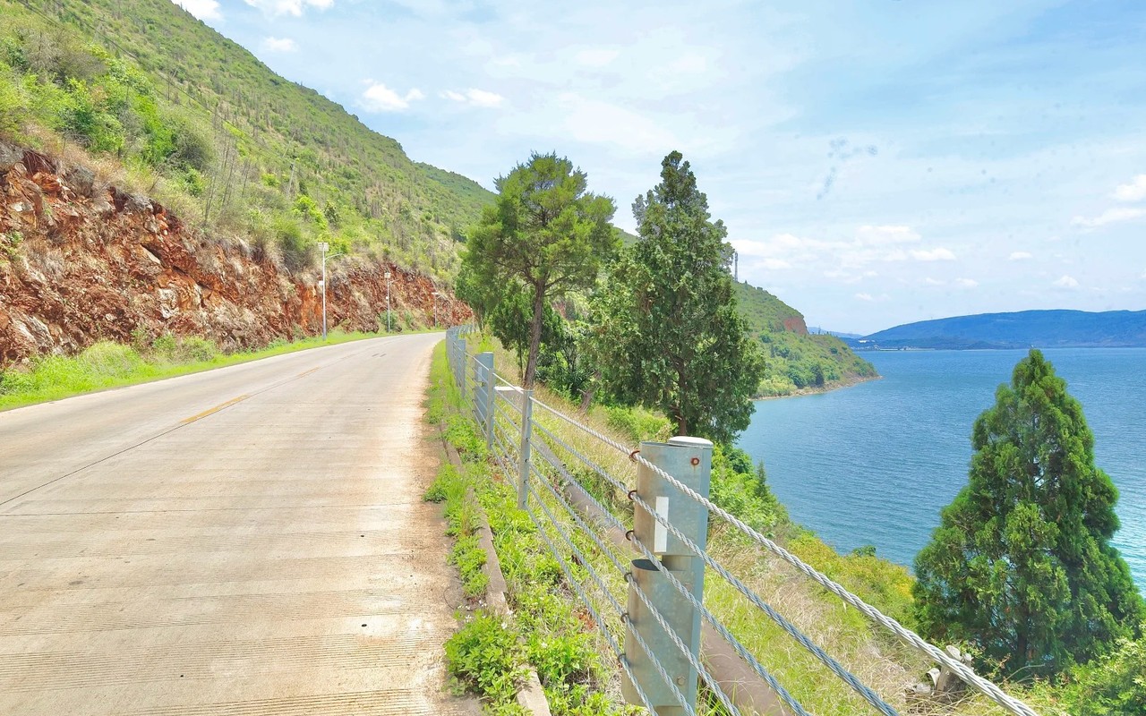 Fuxian Lake Bike Tour: Clear-Water Cycling near Kunming