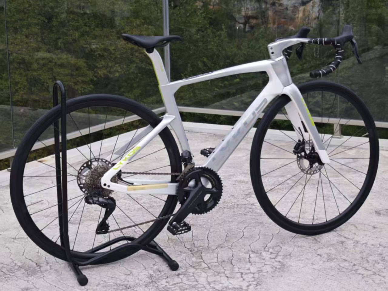 LYKOS carbon road bike, available to rent from CycleQuest China