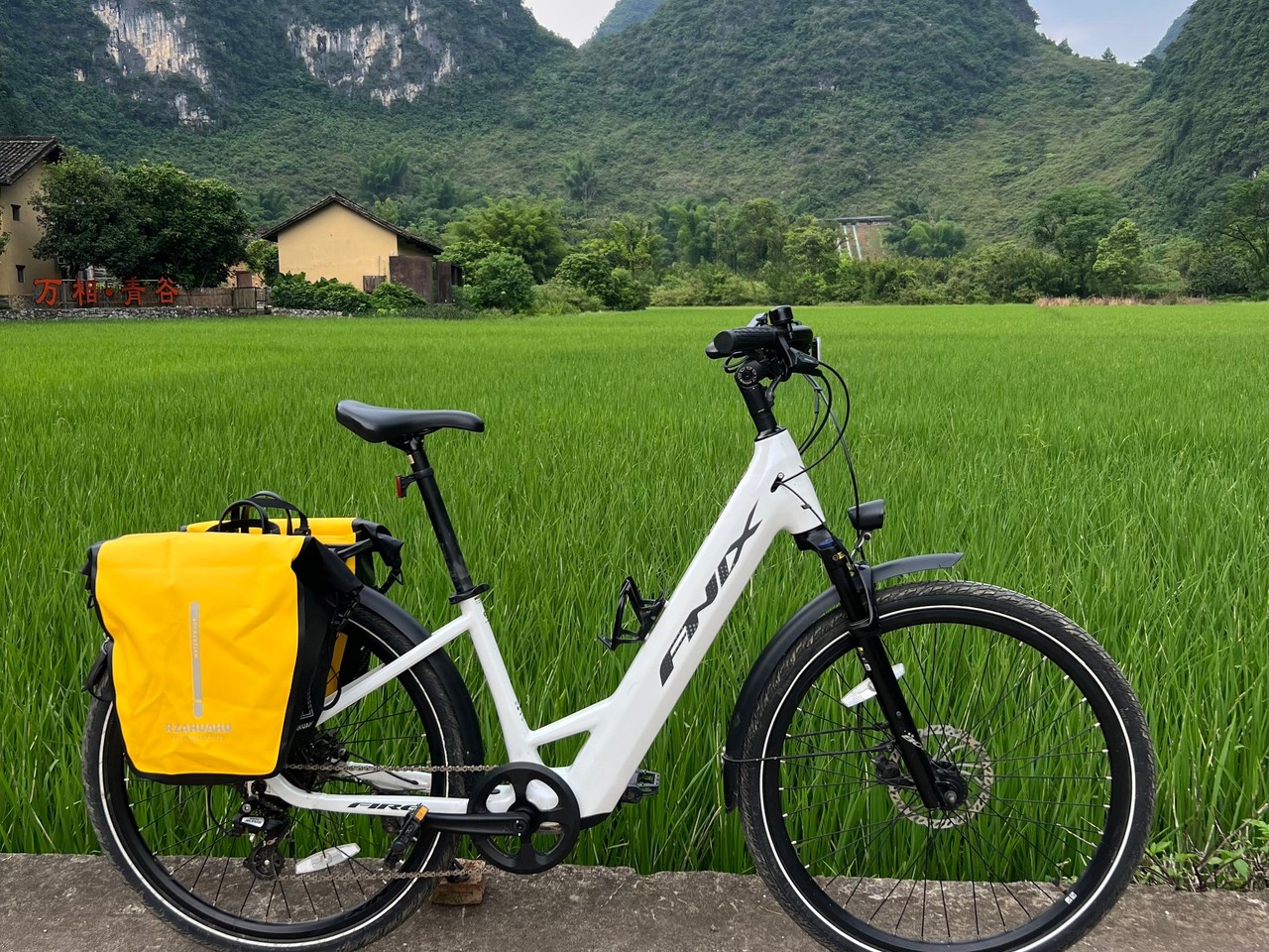 Fnix E-BIKE 27.5 Black or White aluminium e-bike, available to rent from CycleQuest China