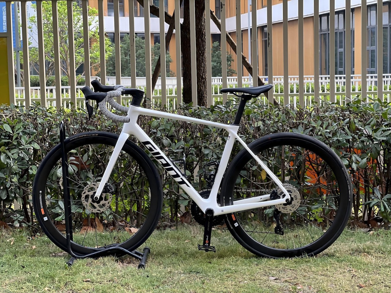 Giant TCR Advanced 1 Gen 10 carbon road bike, available to rent from CycleQuest China