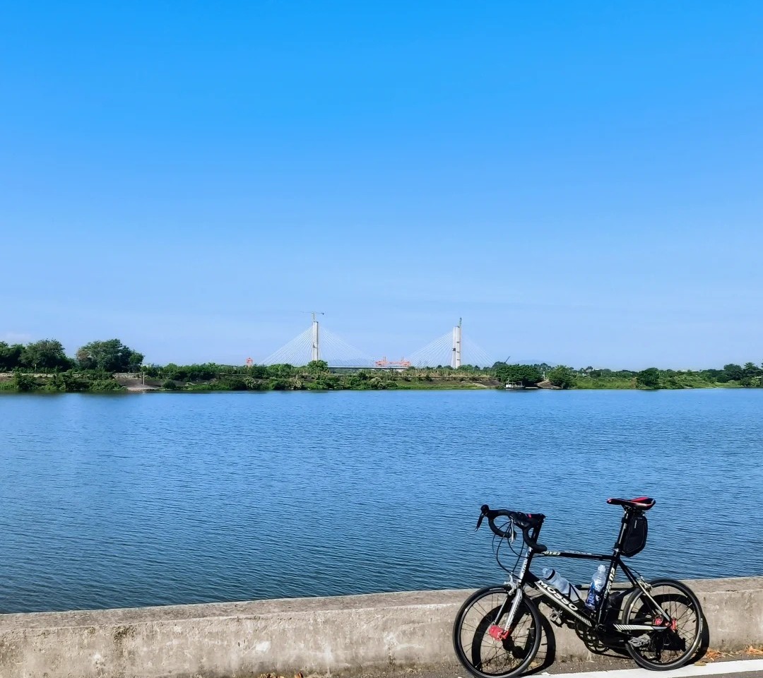 Chenghai Lake Bike Tour: A Quiet Wetland and Village Ride near Lijiang