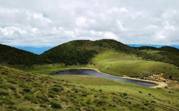 Niaodiao Mountain E-MTB Ride in Dali: Alpine Meadow Cycling Above Eryuan