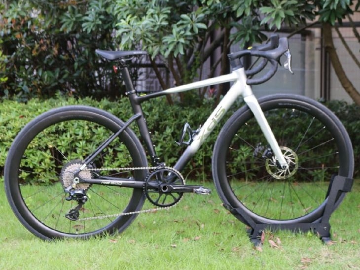 XDS RS500 road bike parked on a green lawn with carbon wheels and disc brakes.