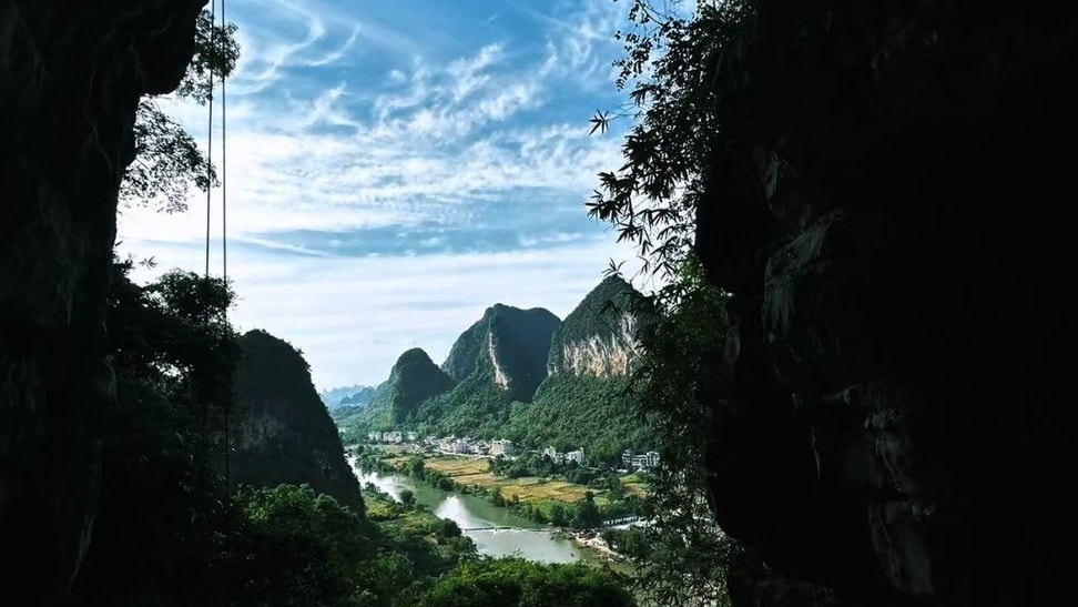 Coffee by the Current: A Peaceful Break Along the Jinbao River